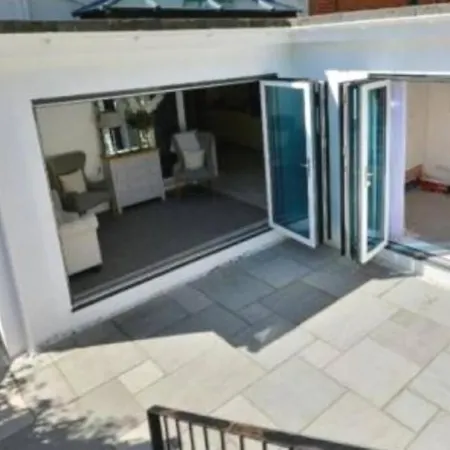 Large Family Apartment, Walking Distance To Beach With Private Garden & Parking Bournemouth Exterior photo