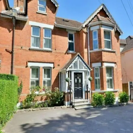 Large Family Apartment, Walking Distance To Beach With Private Garden & Parking Bournemouth Exterior photo