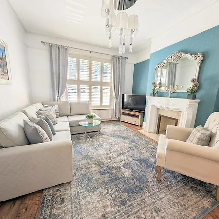 Large Family Apartment, Walking Distance To Beach With Private Garden & Parking Bournemouth Exterior photo