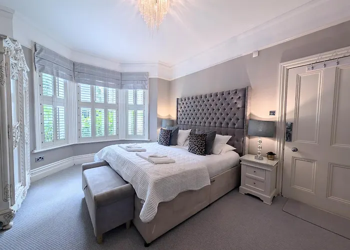 Large Family Apartment, Walking Distance To Beach With Private Garden & Parking