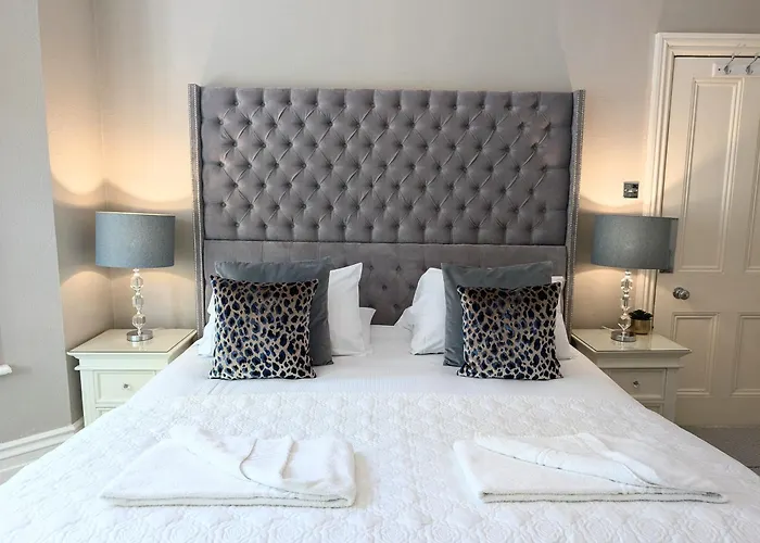 Large Family Apartment, Walking Distance To Beach With Private Garden & Parking
