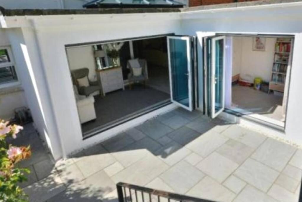 Apartment Large Family Apartment, Walking Distance To With Private Garden & Parking *
