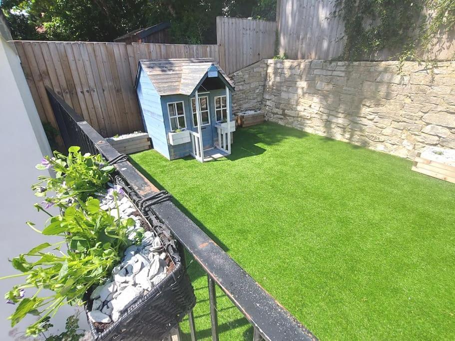 Large Family Apartment, Walking Distance To With Private Garden & Parking *