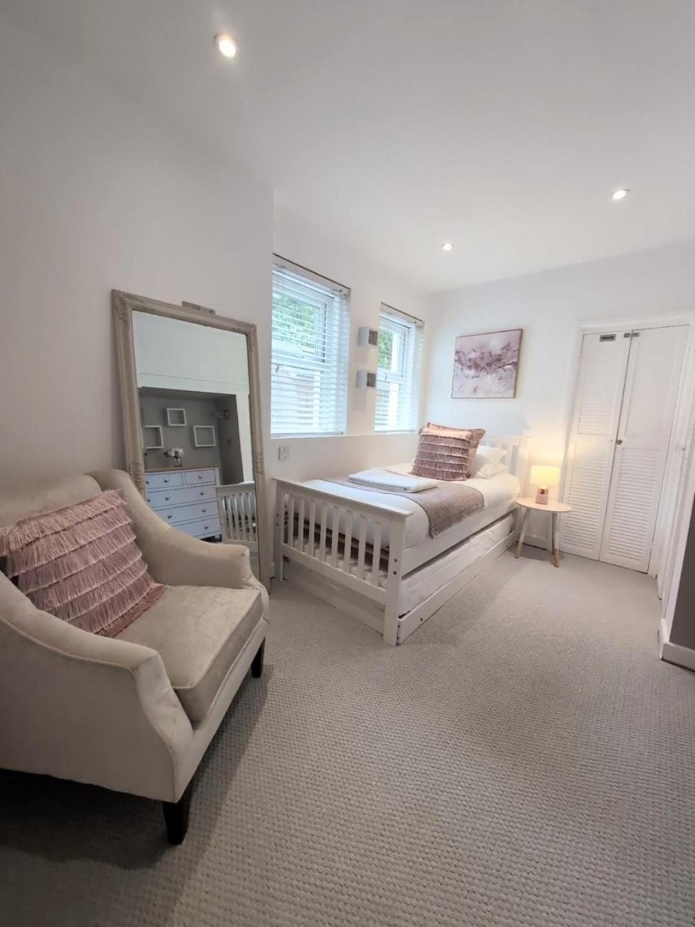 Large Family Apartment, Walking Distance To With Private Garden & Parking Apartment Bournemouth