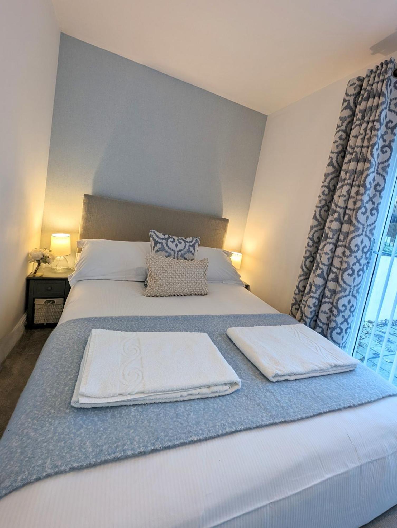 Apartment Large Family Apartment, Walking Distance To With Private Garden & Parking *