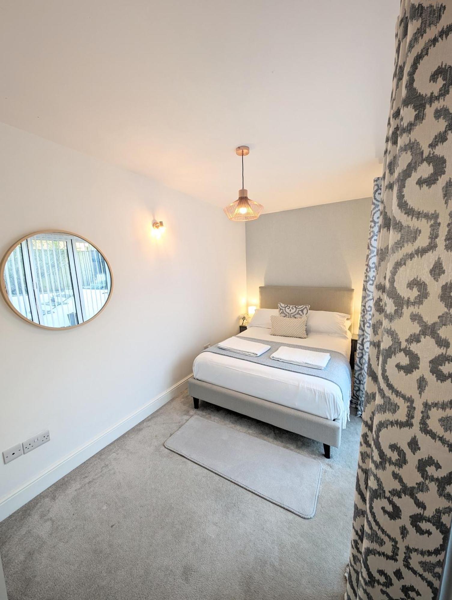 Large Family Apartment, Walking Distance To With Private Garden & Parking Bournemouth
