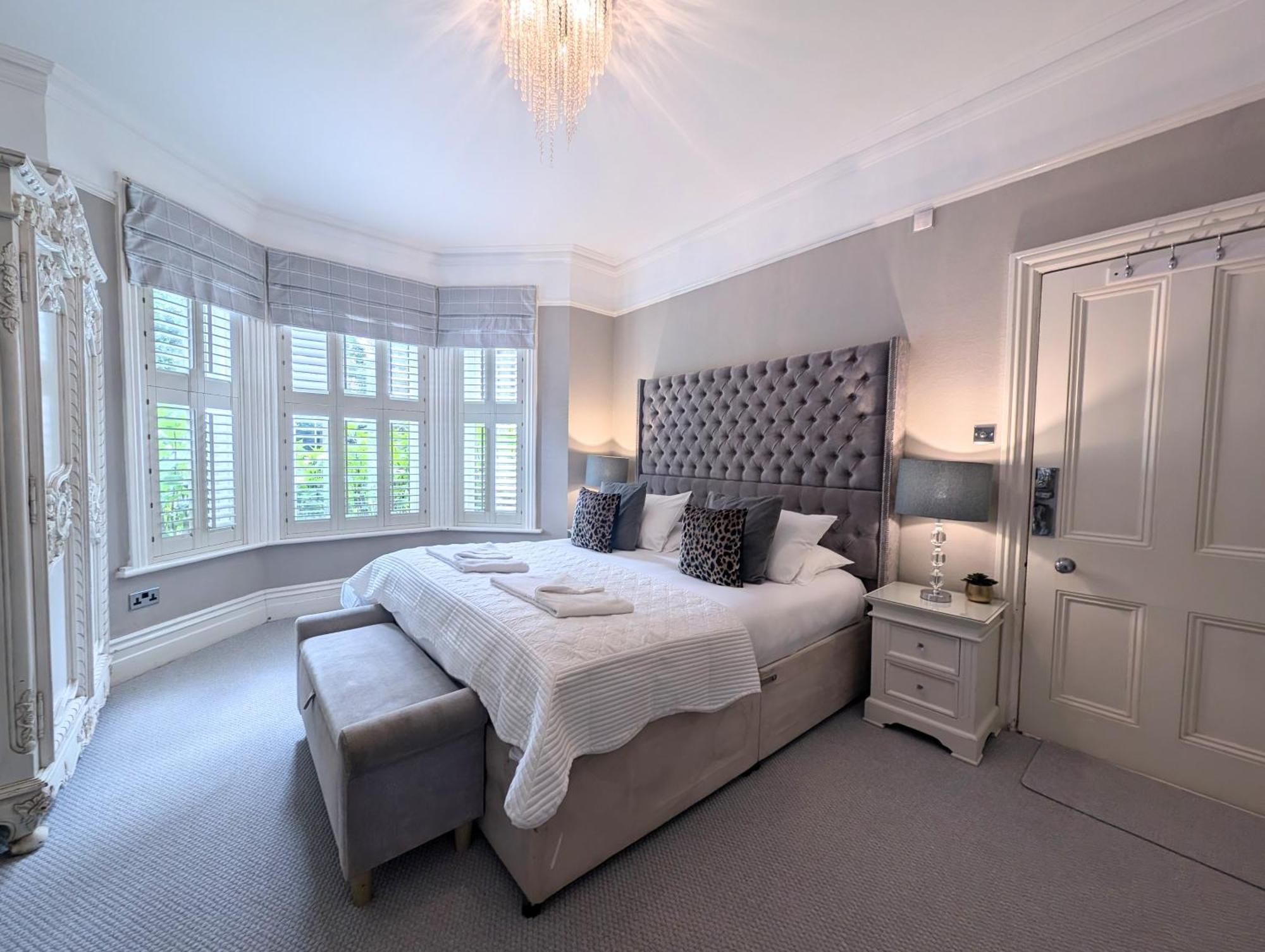 Large Family Apartment, Walking Distance To With Private Garden & Parking *