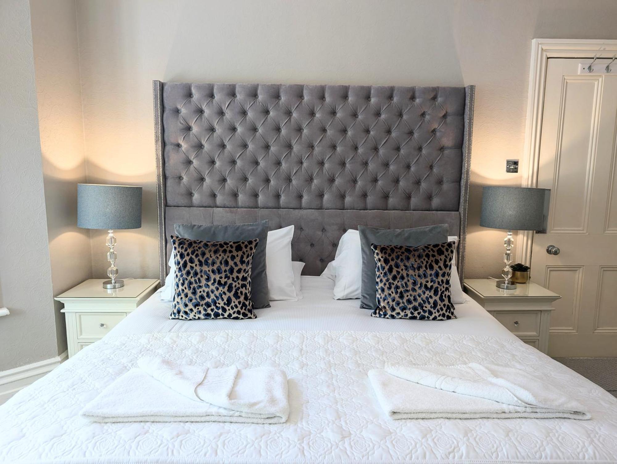 Large Family Apartment, Walking Distance To With Private Garden & Parking Apartment
