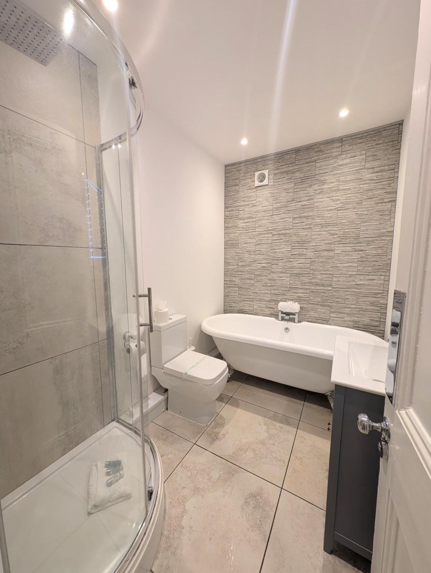 Apartment Large Family Apartment, Walking Distance To With Private Garden & Parking