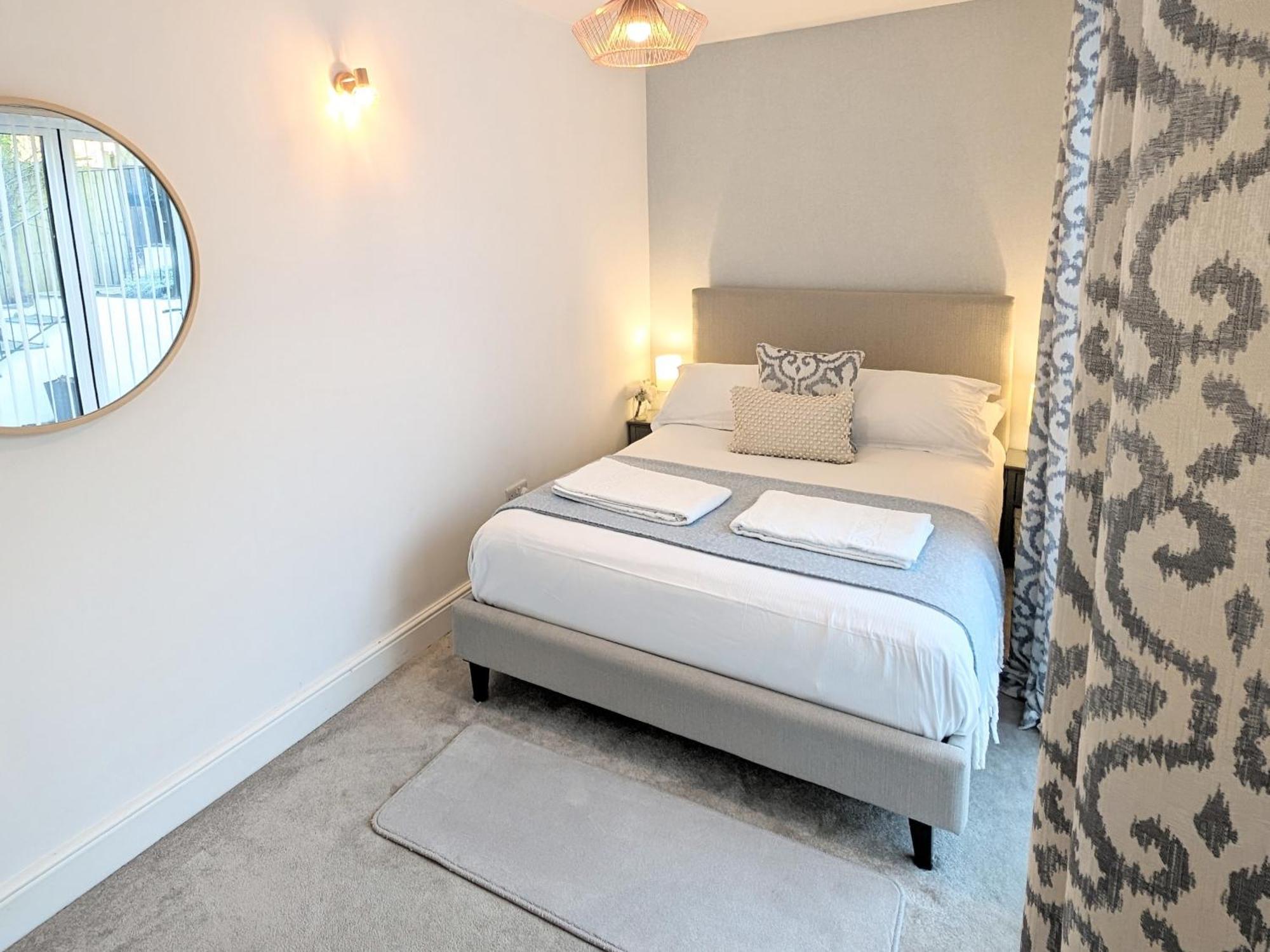 Apartment Large Family Apartment, Walking Distance To With Private Garden & Parking *