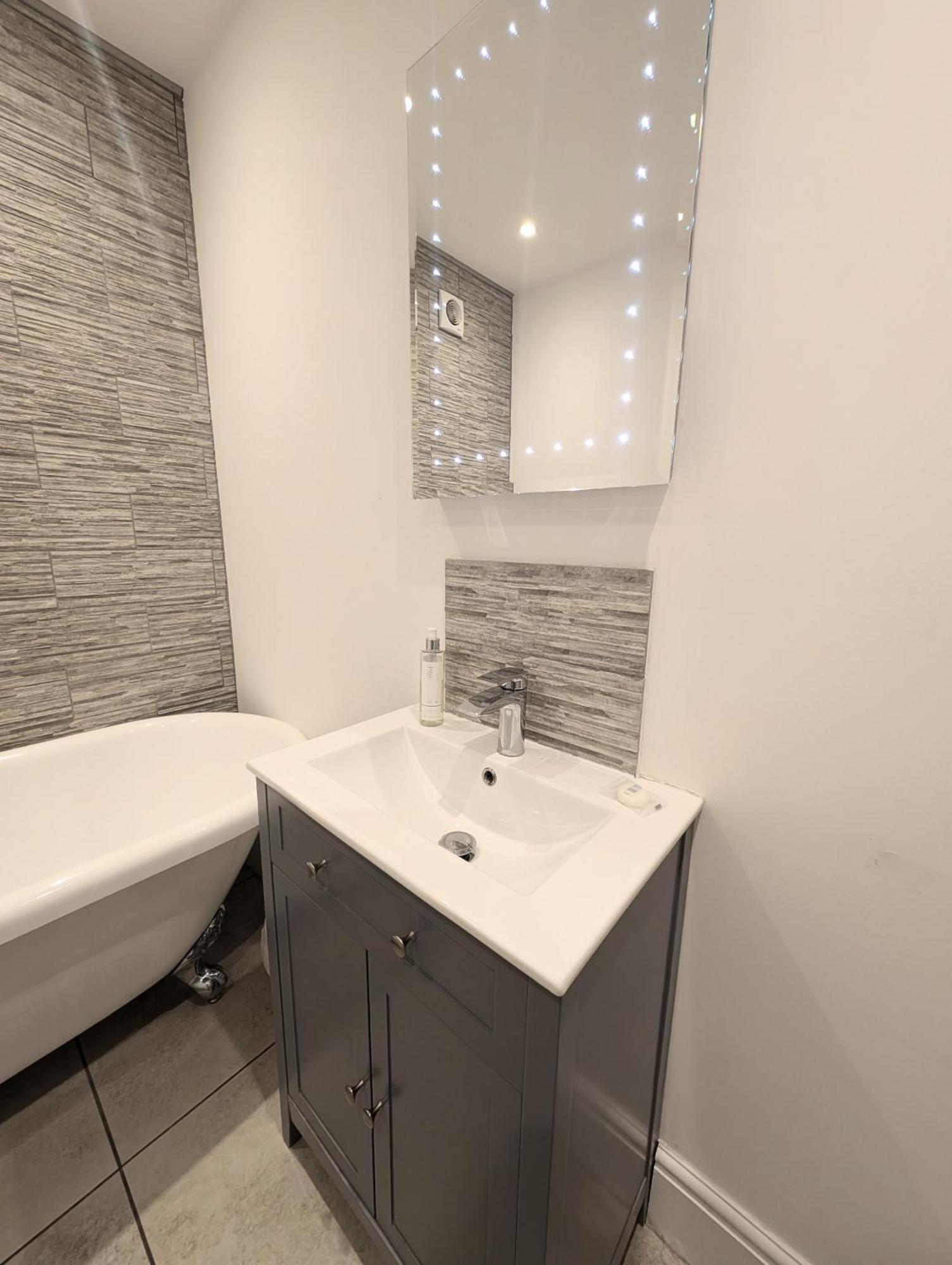 Large Family Apartment, Walking Distance To With Private Garden & Parking Apartment