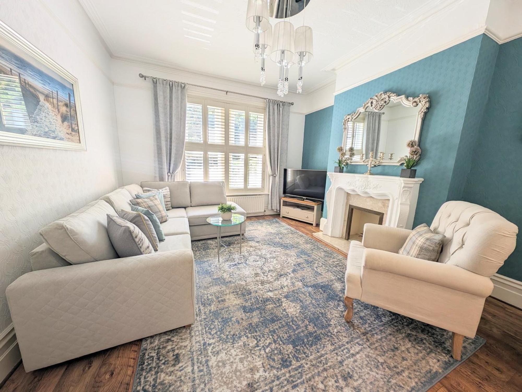 Large Family Apartment, Walking Distance To With Private Garden & Parking Apartment *
