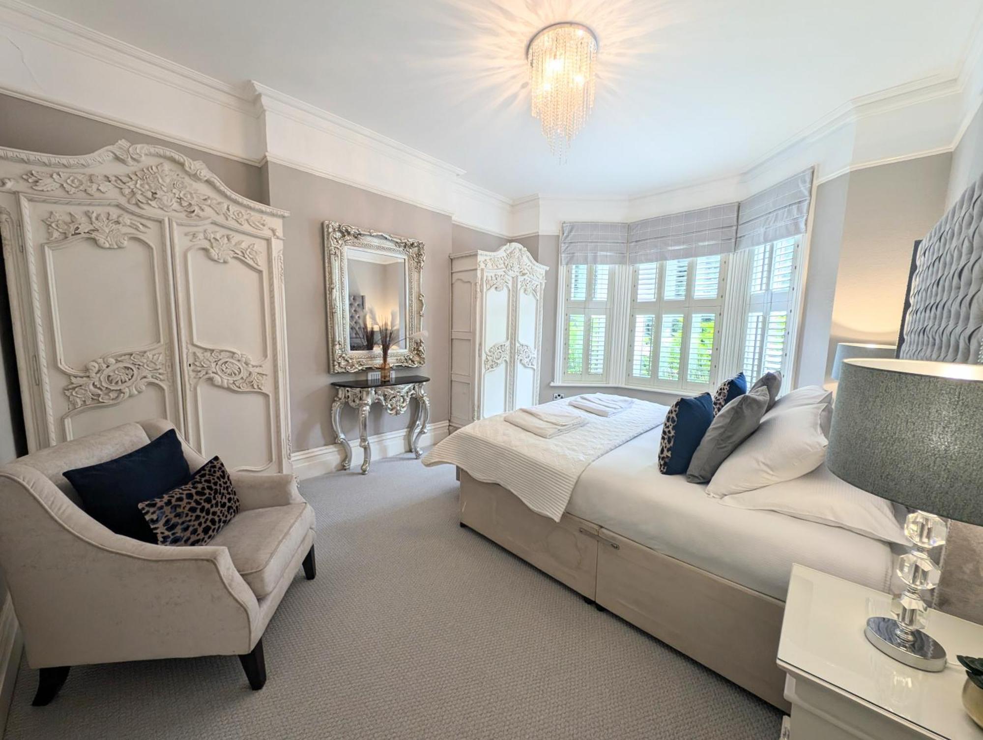 Large Family Apartment, Walking Distance To With Private Garden & Parking