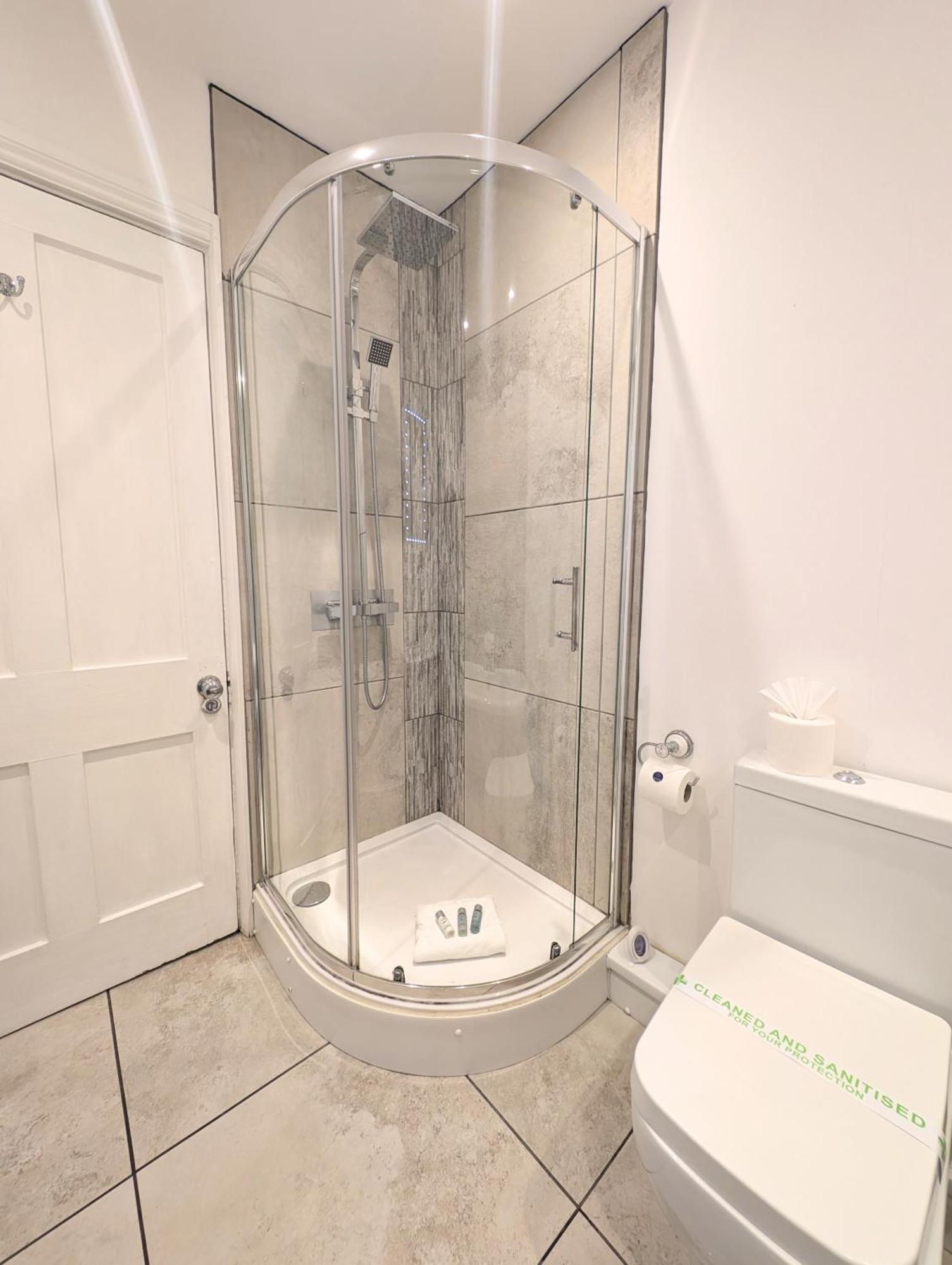 Apartment Large Family Apartment, Walking Distance To With Private Garden & Parking